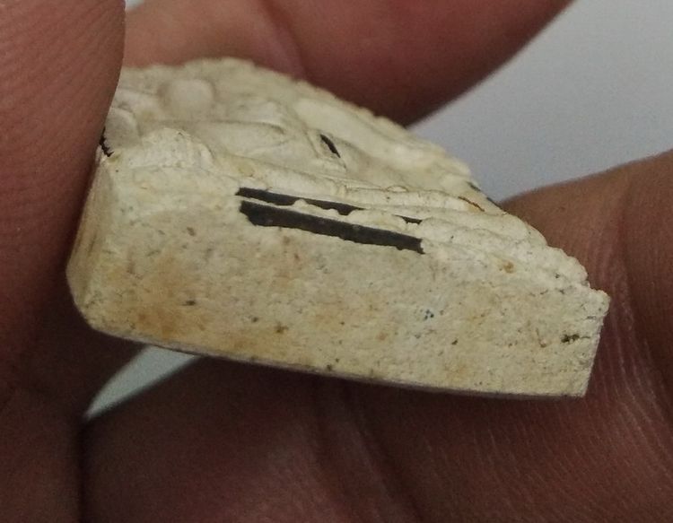 3046-พระขุนแผนหลวงพ่อคูณ เนื้อขาวพุทธคุณผสมธูปยาสูบ รุ่นรวยมหาเสน่ห์ ปี 2543 ตะกรุดเงิน 19 ดอก ฝังพลอยเสก เกศา จีวร รูปที่ 3