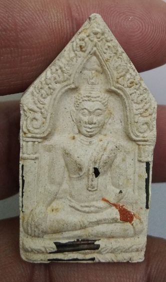 3046-พระขุนแผนหลวงพ่อคูณ เนื้อขาวพุทธคุณผสมธูปยาสูบ รุ่นรวยมหาเสน่ห์ ปี 2543 ตะกรุดเงิน 19 ดอก ฝังพลอยเสก เกศา จีวร