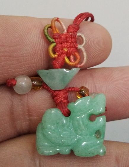 3054-เครื่องรางของมงคล ปี่เซี๊ยะหินหยกเขียว ใช้เรียกทรัพย์ คุ้มครอง คุ้มภัย และโชคลาภ เป็นสายสำหรับร้อยสายโทรศัพท์ หรือแขวนไว้หน้าห้างร้านเพ รูปที่ 4