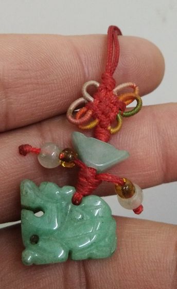 3054-เครื่องรางของมงคล ปี่เซี๊ยะหินหยกเขียว ใช้เรียกทรัพย์ คุ้มครอง คุ้มภัย และโชคลาภ เป็นสายสำหรับร้อยสายโทรศัพท์ หรือแขวนไว้หน้าห้างร้านเพ รูปที่ 2