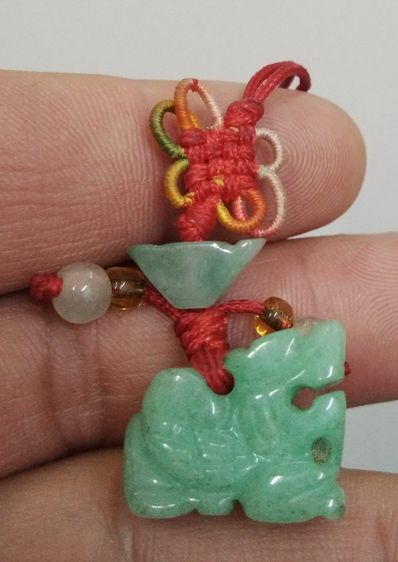 3054-เครื่องรางของมงคล ปี่เซี๊ยะหินหยกเขียว ใช้เรียกทรัพย์ คุ้มครอง คุ้มภัย และโชคลาภ เป็นสายสำหรับร้อยสายโทรศัพท์ หรือแขวนไว้หน้าห้างร้านเพ