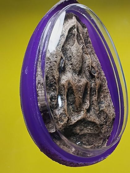 พระขุนแผนไข่ผ่าซีก ขุดพบที่กรุวัดพระรูป จ.สุพรรณบุรี เเตกกรุราวปี2480 องค์นี้เนื้อสีออกเขียวหินครก สภาพสวย พบน้อย รูปที่ 7