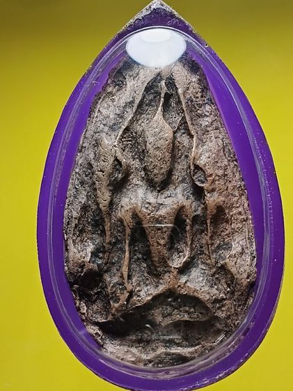 พระขุนแผนไข่ผ่าซีก ขุดพบที่กรุวัดพระรูป จ.สุพรรณบุรี เเตกกรุราวปี2480 องค์นี้เนื้อสีออกเขียวหินครก สภาพสวย พบน้อย รูปที่ 4