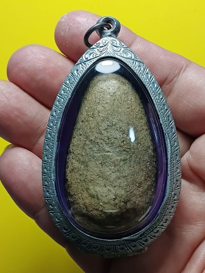 พระขุนแผนไข่ผ่าซีก ขุดพบที่กรุวัดพระรูป จ.สุพรรณบุรี เเตกกรุราวปี2480 องค์นี้เนื้อสีออกเขียวหินครก สภาพสวย พบน้อย รูปที่ 9