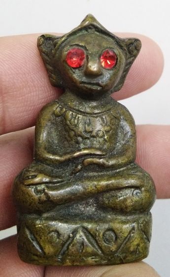 3062-งั่งตาแดงเนื้อทองเหลืองฐานบัวเล็บช้าง ใต้ฐานอุดกริ่ง เขย่าไม่ดังนะครับ ขนาดฐาน 2.5 ซม. สูงรวม 5 ซม