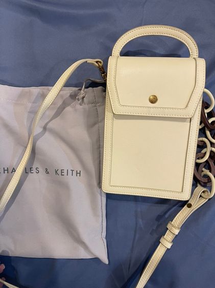 กระเป๋าถือ charles and keith