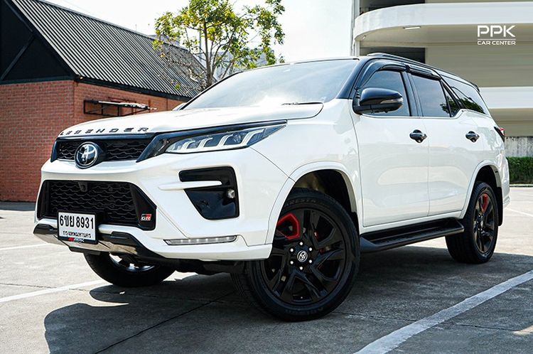 รถ Toyota Fortuner 2.8 GR Sport Black Top 4WD สี ขาว