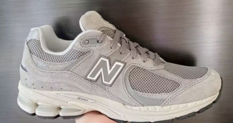 น้ำตาล ผ้าใบ รองเท้าผ้าใบ UK 8.5 | EU 42 2/3 | US 10 ขาย New Balance 2002RC size 42.5-270cm ของแท้  สภาพดี นุ่มสบาย