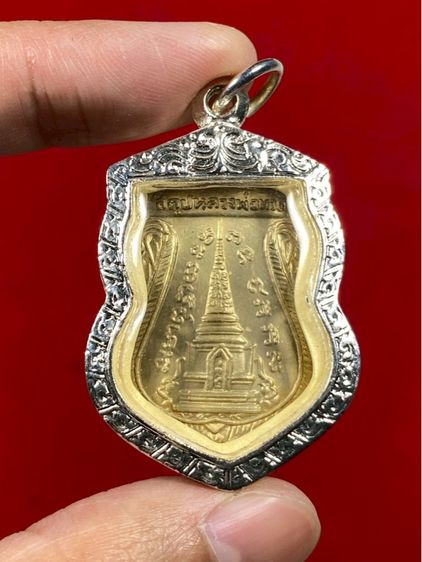 🔥 เหรียญหลวงปู่ทวด พิมพ์พุทธซ้อนเป็นเหรียญเสมา ด้านหน้ามีรูปพระอาจารย์ทิมอยู่ตรงกลาง และหลวงปู่ทวดอยู่ด้านหลังในลักษณะซ้อน  รูปที่ 2