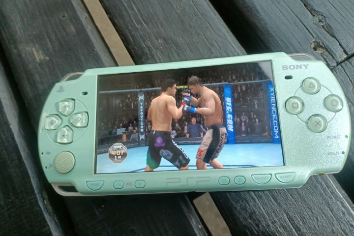 เครื่องเกมส์ Sony psp-2000 ฟ้า สภาพดี มีเมม สายชร์าจ ลงเกมส์ 20กว่าเกมส์ เอาไปลงเพิ่มได้อีก เล่นได้เลย ปุ่มไหลลื่น ไม่สะดุดพร้อมจัดส่งครับ รูปที่ 4