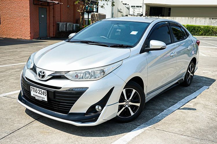 รถ Toyota Yaris ATIV 1.2 E สี เทา