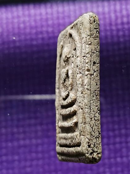 พระสมเด็จวัดระฆัง พิมพ์ใหญ่ รุ่นเเรก สภาพเก่ามาก พระเก่าของบ้านคนโบราณ ผิวเก่าเดิมจากบนหิ้ง ไม่ได้ทำความสะอาด น่าบูชามากครับ รูปที่ 6