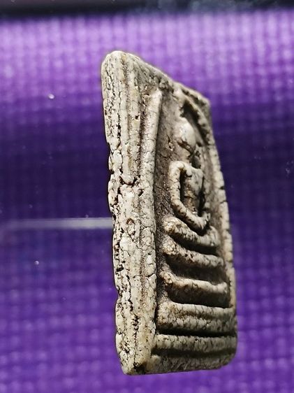 พระสมเด็จวัดระฆัง พิมพ์ใหญ่ รุ่นเเรก สภาพเก่ามาก พระเก่าของบ้านคนโบราณ ผิวเก่าเดิมจากบนหิ้ง ไม่ได้ทำความสะอาด น่าบูชามากครับ รูปที่ 5