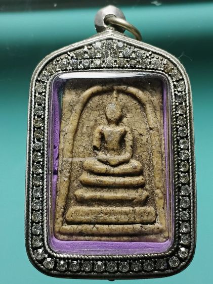 พระสมเด็จวัดระฆัง เก่ามาก สร้างยุคแรก พระอยู่ในตลับสีผึ้ง วางอยู่บนหิ้งเก่าบ้านคุณตา แกะออกมาจากตลับสีผึ้งโบราณเก่า คนสมัยก่อนเอาไปใส่ไว้