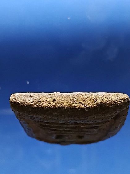 พระสมเด็จเก่า พิมพ์ว่าวจุฬา ขุดพบได้ที่กรุวัดบางขุนพรหม ในยุคสมัยที่ใช้เชือกผูกกับดินเหนียวตกขึ้นมา พระสมบูรณ์มากหนาล่ำ ผิวเก่าเดิมจากกรุ  รูปที่ 8