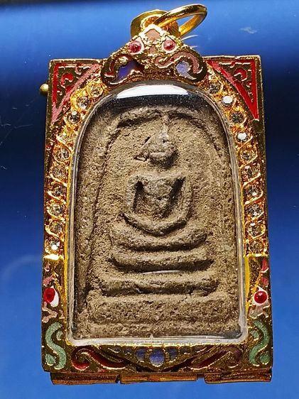 พระสมเด็จเก่า พิมพ์ว่าวจุฬา ขุดพบได้ที่กรุวัดบางขุนพรหม ในยุคสมัยที่ใช้เชือกผูกกับดินเหนียวตกขึ้นมา พระสมบูรณ์มากหนาล่ำ ผิวเก่าเดิมจากกรุ