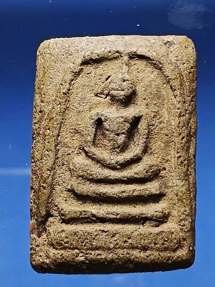 พระสมเด็จเก่า พิมพ์ว่าวจุฬา ขุดพบได้ที่กรุวัดบางขุนพรหม ในยุคสมัยที่ใช้เชือกผูกกับดินเหนียวตกขึ้นมา พระสมบูรณ์มากหนาล่ำ ผิวเก่าเดิมจากกรุ  รูปที่ 3