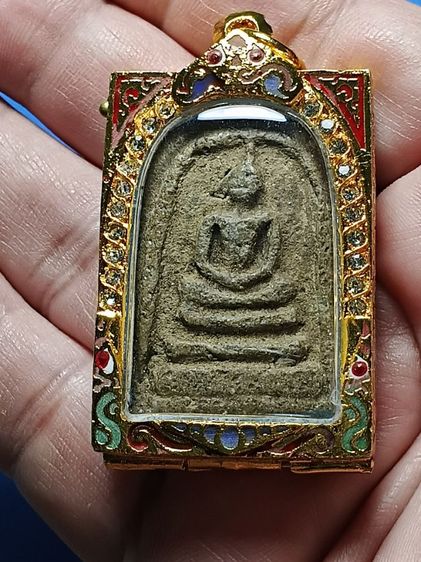 พระสมเด็จเก่า พิมพ์ว่าวจุฬา ขุดพบได้ที่กรุวัดบางขุนพรหม ในยุคสมัยที่ใช้เชือกผูกกับดินเหนียวตกขึ้นมา พระสมบูรณ์มากหนาล่ำ ผิวเก่าเดิมจากกรุ  รูปที่ 11