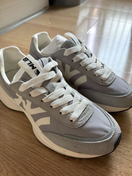 MLB รองเท้าผ้าใบ CHUNKY JOGGER รุ่น 32SHX1111 50M NEW YORK YANKEES MGREY
ขนาดเท้า 23 cm เทียบ1 พื้นสะอาด 

ตำหนิหนังหลุดด้านใน  รูปที่ 4