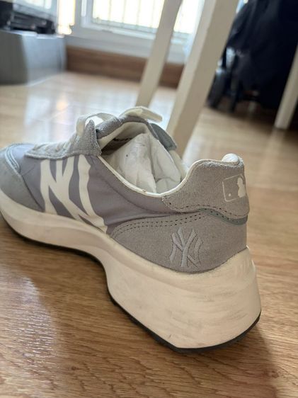 MLB รองเท้าผ้าใบ CHUNKY JOGGER รุ่น 32SHX1111 50M NEW YORK YANKEES MGREY
ขนาดเท้า 23 cm เทียบ1 พื้นสะอาด 

ตำหนิหนังหลุดด้านใน  รูปที่ 5