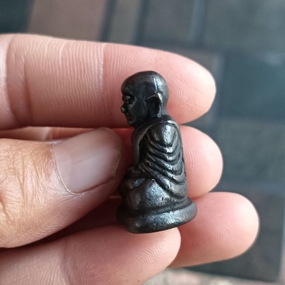 พระรูปหล่อสีดำ 1 องค์ รูปที่ 9