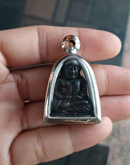 พระรูปหล่อสีดำ 1 องค์