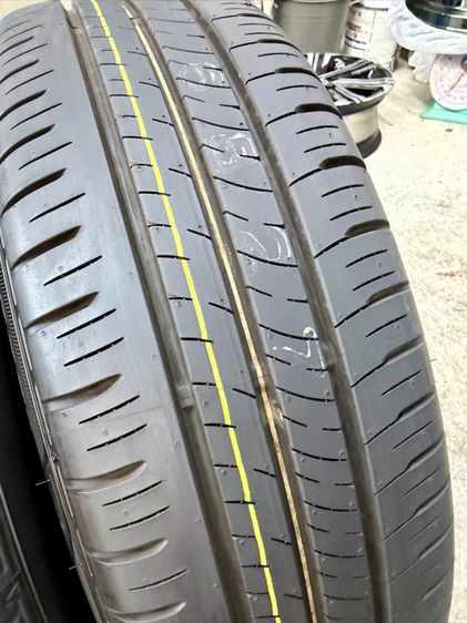 ยางถอดป้ายแดงขอบ 16” ยี่ห้อ DUNLOP รุ่น ENASAVE EC300 ขนาด 185-60R16 ปี 25 สีเส้นตุ่มหน้ายางยังอยู่ครบ รูปที่ 8