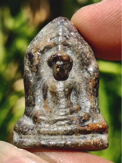 พระร่วงนั่ง กรุบ้านละหาร จ.สุพรรณบุรี เนื้อตะกั่วสนิมแดง 