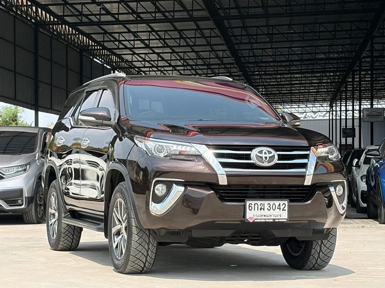 รถ Toyota Fortuner 2.4 V สี น้ำตาล