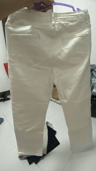 ไม่มีแขน L อื่นๆ ยีนส์ขาวผ้าเนื้อดีหนายืดได้ 1 แถมเสื้อฟรี 2ตัว ราคาเดิม 790