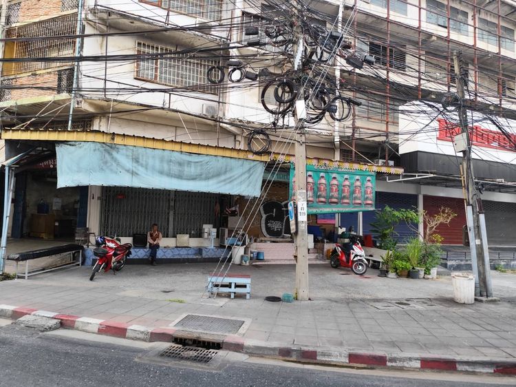 ขายและให้เช่าตึกแถว 4.5 ชั้น สี่แยกอุดมสุข ประเวศ ประเวศ สภาพต้องปรับปรุงไม่มีจอดรถ จอดปั๊มใกล้ๆ รูปที่ 3