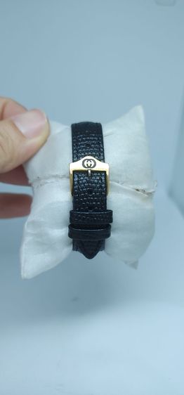 Z003 Gucci หน้าปัดดำ เลขโรมัน ตัวเรือนสีทอง สายหนังดำ นาฬิกามือสอง สวยคลาสสิก รูปที่ 3