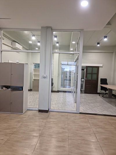 มีบางส่วน สร้างเสร็จก่อน 2010 Rent and Sale Renovated Town House very nice for residence and home office Sukhumvit 44 รูปที่ 3