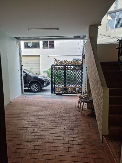 มีบางส่วน สร้างเสร็จก่อน 2010 Rent and Sale Renovated Town House very nice for residence and home office Sukhumvit 44 รูปที่ 2