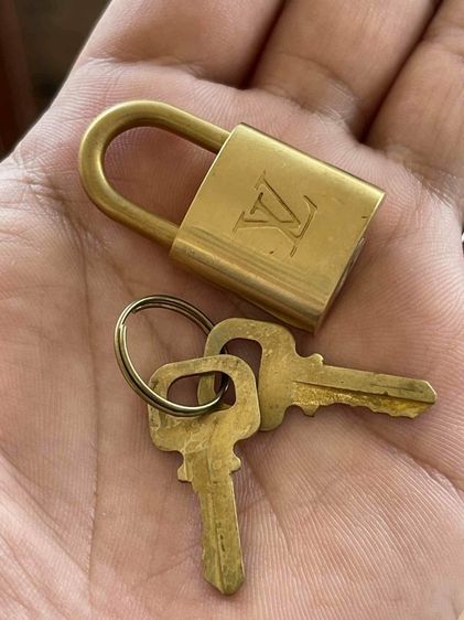 กุญแจ LV พร้อมลูกกุญแจ 2 ดอก 