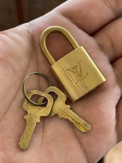 กุญแจ LV พร้อมลูกกุญแจ 2 ดอก  รูปที่ 2