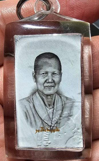รูปถ่ายอัดกระจกคุณแม่บุญเรือน หลังติดมวลสารมหามงคล ปี67 วัดอาวุธฯ หลวงปู่ศิลา อธิษฐานจิต