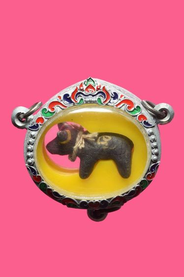 วัวธนู พิมพ์ปั้นหุ่น หลวงพ่อน้อย วัดศรีษะทอง จ.นครปฐม รุ่นเเรก สภาพสวยมาก เจ้าของเก่าเลี่ยมเงินเก่าแล้วแขวนไว้หน้าห้องพระ ไม่ได้ใช้แขวนคอ ส