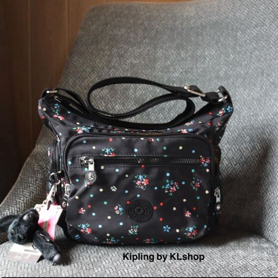 ดำ กระเป๋า kipling แท้พร้อมป้าย tag ใหม่ไม่มีตำหนิใช้ 2 ครั้งเองค่ะปกติเป็นคนชอบกระเป๋าหนังแต่อยากลองใช้แบบผ้าดูแต่มันไม่ใช่สไตล์เรา