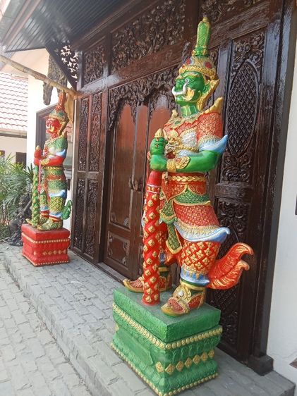 ขายท้าวเวสสุวรรณ สูง 2.3 คู่ 20000 แถม สูง 1 เมตร 1 คู่ สนใจ 0648922789 คับ