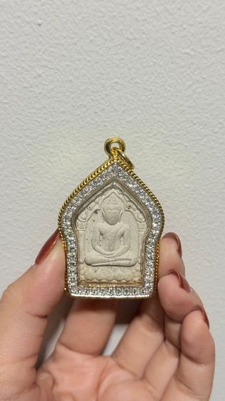 ขุนแผนผงพรายกุมาร มนุญโญ 65 หลวงพ่อสาคร วัดหนองกรับ เหลี่ยมกรอบทอง อิตาลีกันน้ำพร้อมใช้ รูปที่ 2