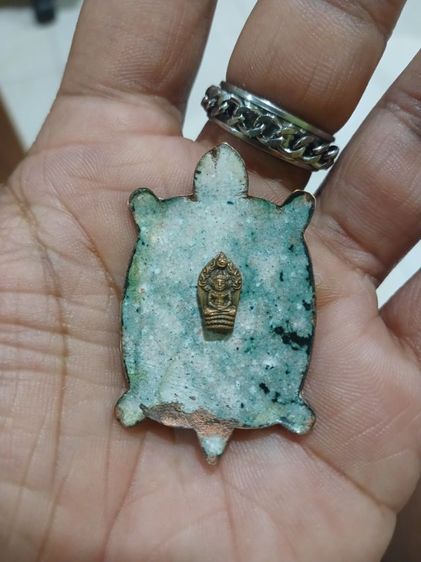 เต่าล็อคเก็ตรุ่นแรก (สำเร็จจิต) หลวงปู่หลิว วัดไร่แตงทอง พิมพ์ใหญ่ปลุกเสกเดือน กรกฎาคม พ.ศ.2542  รูปที่ 2