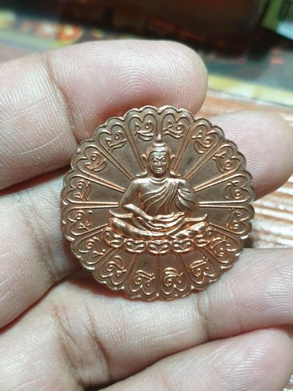 เหรียญปฐมอรหันต์ สุวรรณภูมิ (เหรียญดอกไม้) เนื้อทองแดง ปี พ.ศ. 2547 มีขนาดประมาณ 3.2 เซนติเมตร

 รูปที่ 4