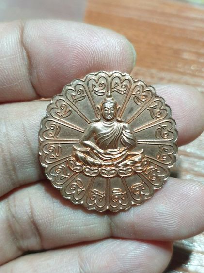 เหรียญปฐมอรหันต์ สุวรรณภูมิ (เหรียญดอกไม้) เนื้อทองแดง ปี พ.ศ. 2547 มีขนาดประมาณ 3.2 เซนติเมตร

 รูปที่ 8