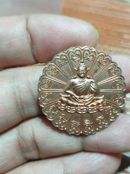 เหรียญปฐมอรหันต์ สุวรรณภูมิ (เหรียญดอกไม้) เนื้อทองแดง ปี พ.ศ. 2547 มีขนาดประมาณ 3.2 เซนติเมตร

 รูปที่ 3