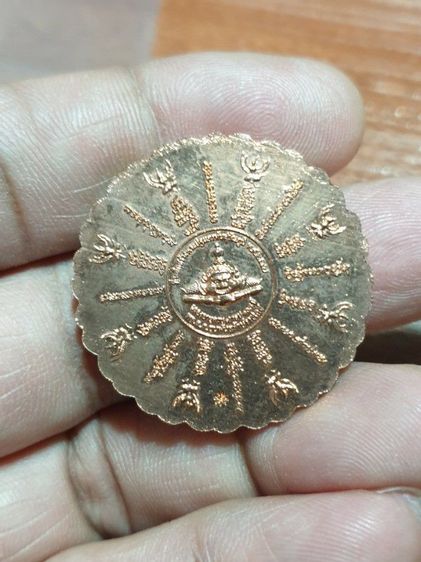 เหรียญปฐมอรหันต์ สุวรรณภูมิ (เหรียญดอกไม้) เนื้อทองแดง ปี พ.ศ. 2547 มีขนาดประมาณ 3.2 เซนติเมตร

 รูปที่ 6
