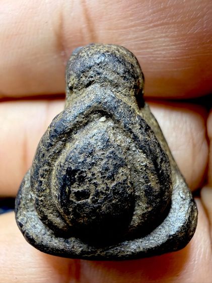 พระปิดตาพิมพ์สังกัดจายพุงป่องหลวงปู่ยิ้มวัดหนองบัว หนึ่งในเบจภคียอดนิยมเนื้อพงคลุกรักษ์เเห้งๆเก่าๆปิดทองเหลือให้เห็นบางๆตามกาลเวลา กว่า150ปี