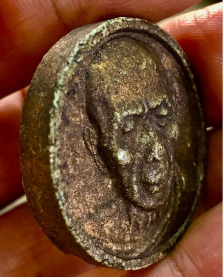 หลวงปู่ทิมวัดระหารไร่จ.ระยอง จันทร์ลอยรูปเหมือนเนื้อผงพรายกุมาร รอนท์ทอง พิมพ์เล็กกำลังดีน่าใช้ผิวแห้งเก่าๆสวยคมชัดลึก ผิวหิ้งเดิมๆ