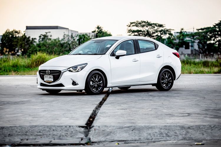 Mazda Mazda 2 2018 1.3 High Connect Sedan เบนซิน เกียร์อัตโนมัติ ขาว รูปที่ 3