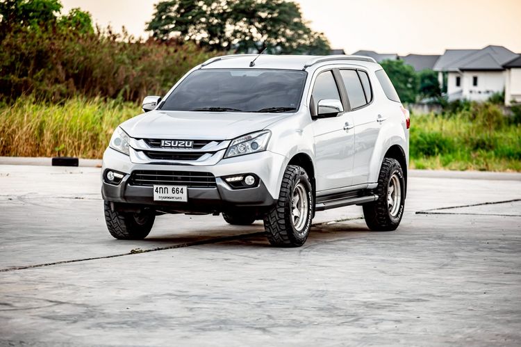 รถ Isuzu MU-X 2.5 สี ดำ